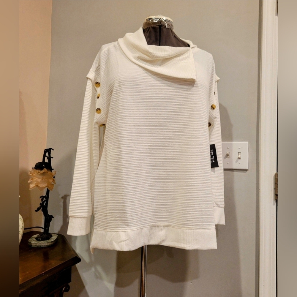 NWT 2X White Textured Top